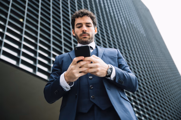 Empresário realizando verificação de perfil comercial no Google