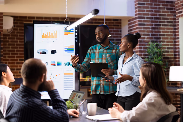 Equipe discutindo orçamento e funcionalidades para desenvolvimento de site