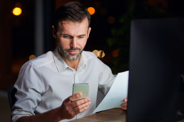 Empresário analisando diferentes orçamentos para criação de site