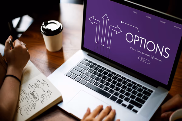 Profissional comparando diferentes tipos de sites para sua empresa
